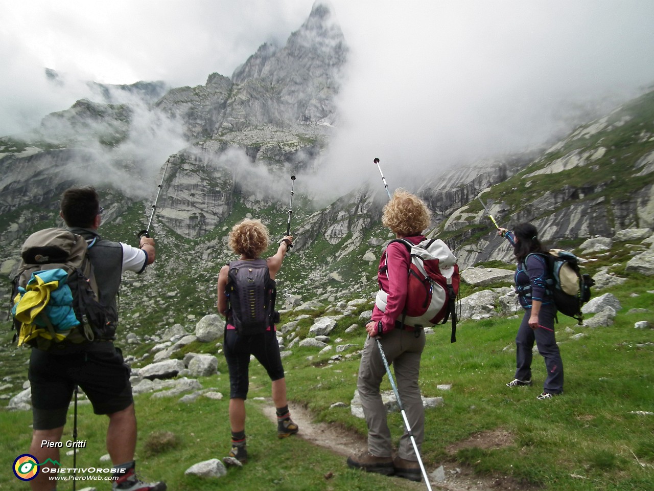 62 La cima di Zocca  si scrolla di dosso le nebbie .JPG